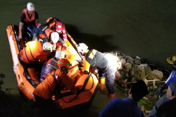 Tangis Histeris Pecah di Tepian Sungai Cileueur, Sambut Jenazah Santri yang Tenggelam