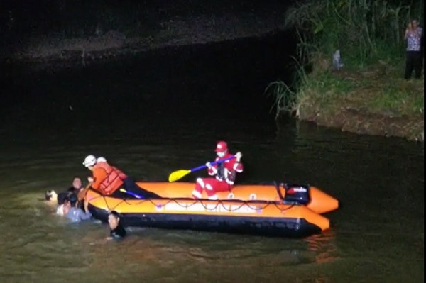 Tangis Histeris Pecah di Tepian Sungai Cileueur, Sambut Jenazah Santri yang Tenggelam