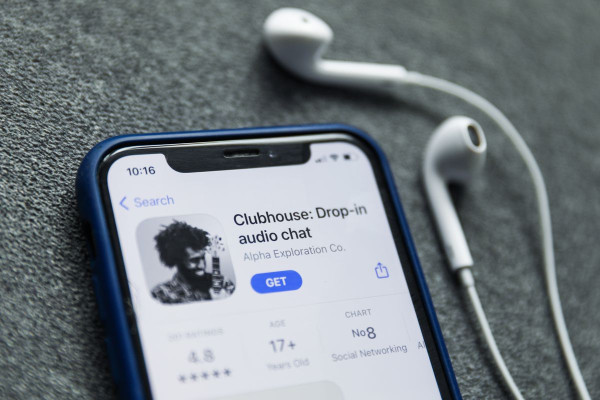Clubhouse Tingkatkan Kualitas Audio dengan Fitur Baru Music Mode
