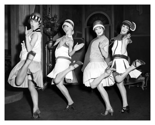 Evolusi Mode Dunia Musik Era 1920-2010, dari Gaun Pendek hingga Bikini Mini