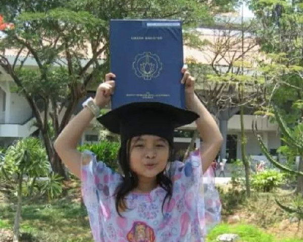 Momen Wisudawan ITS yang Foto di Makam Ayahnya Viral, Ini Kisahnya