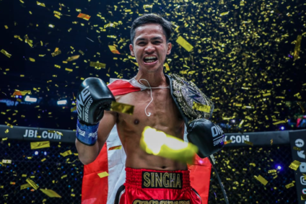 Patahkan Rahang Petrosyan, Superbon Rebut Sabuk Juara Dunia ONE Featherweight Kickboxing