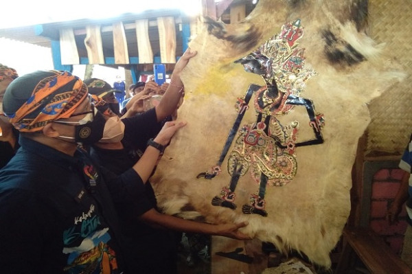 Nikmati Keindahan Blitar Selatan, Sandiaga Uno Kepincut Tukik dan Wayang Sri Kresna