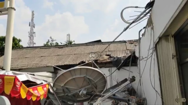 Kanopi Minimarket di Kramat Jati Roboh Timpa 5 Kendaraan, 1 Pedagang Patah Tulang