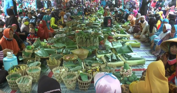 Sedekah Bumi, Ribuan Orang Berebut Gunungan Mangga di Wisata Benowo Park