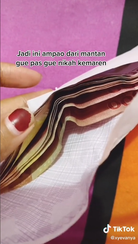 Viral! Wanita Dapat Amplop Nikahan dari Mantan, Isinya Langsung Dijadikan Kenangan