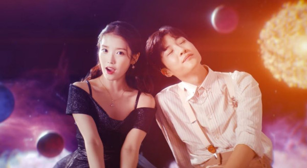 Makna Lagu Strawberry Moon dari IU, Jatuh Cinta Berjuta Rasanya