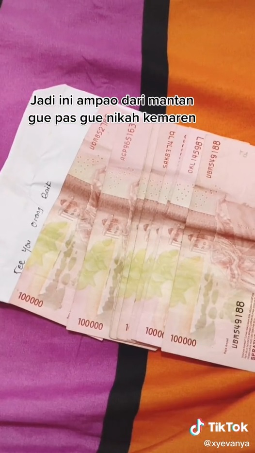 Viral! Wanita Dapat Amplop Nikahan dari Mantan, Isinya Langsung Dijadikan Kenangan