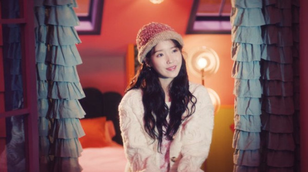 Makna Lagu Strawberry Moon dari IU, Jatuh Cinta Berjuta Rasanya