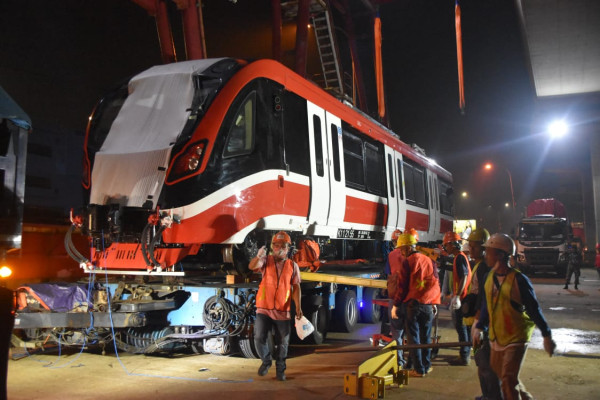 Trainset LRT Jabodebek Sudah Terpasang di Lintasan, Ini Penampakannya