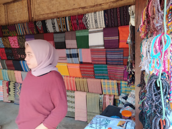 Asa Bangkit Pelaku UMKM Desa Adat Sade dengan Transaksi QRIS BRI