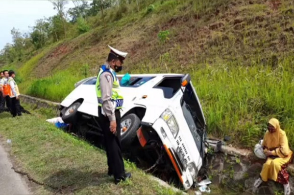 Tragis! Bocah 6 Tahun Tewas Tertindih Penumpang Dewasa saat Microbus Terguling di Tol Cipali