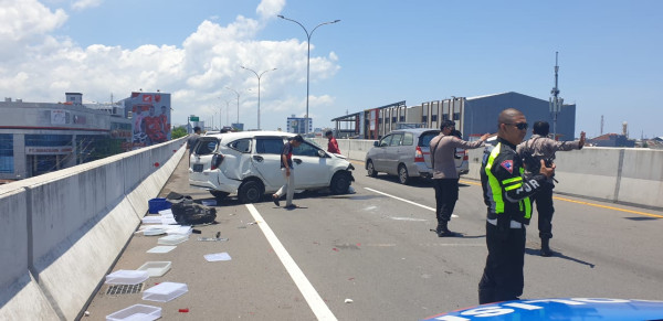 Wanita Muda Bersama Karyawannya Nyaris Celaka, Mobilnya Terbalik di Tol Layang Pettarani