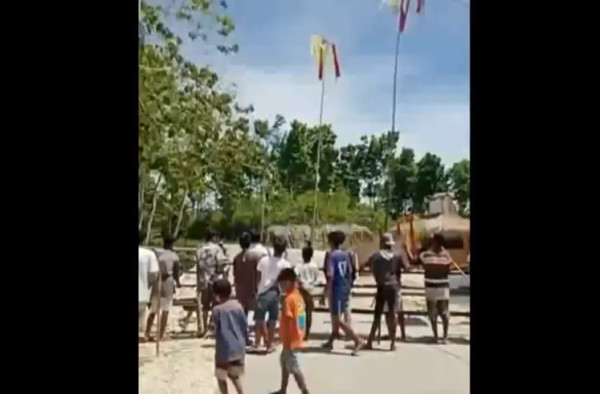 Warga Tutup Akses Masuk ke Bukit Jokowi Sumba Tengah dengan Simbol Adat