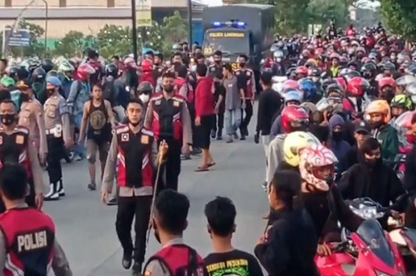 Mencekam! Polisi Pukul Mundur Tawuran Perguruan Silat dengan Warga di Lamongan