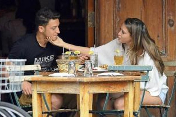 8 Pemain Sepak Bola yang Suka Selingkuh, Salah Satunya dengan Gadis 17 Tahun