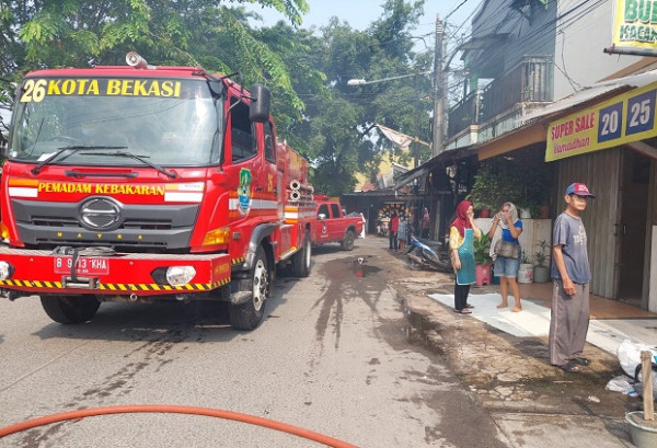 Tabung Gas Meledak, Warkop Tongkrongan Anak Muda Bekasi Hancur Berantakan