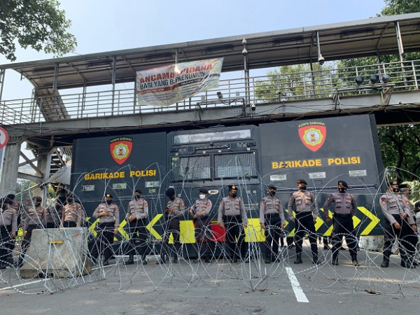Massa Aksi Mahasiswa Bergerak, Polisi Tutup Jalan Merdeka Barat