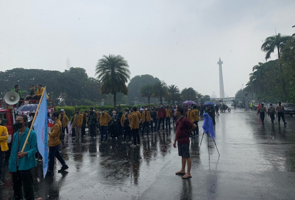 Long March Aliansi Mahasiswa Terobos Hujan, Polisi: Yang Maskernya Basah Kami Ganti