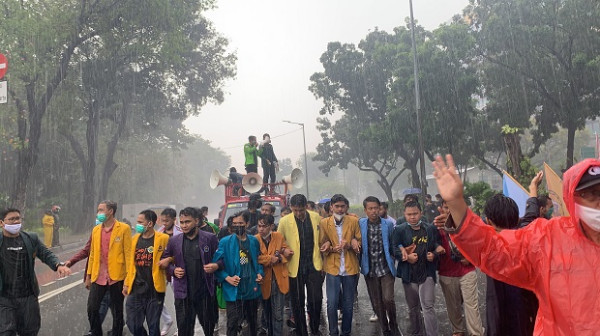 Long March Aliansi Mahasiswa Terobos Hujan, Polisi: Yang Maskernya Basah Kami Ganti