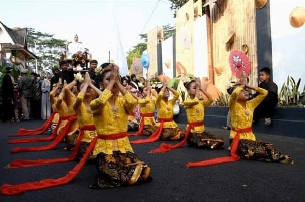 Gempar Pernikahan Hansip di Subang Mirip Raja dengan Prosesi Golok Pora
