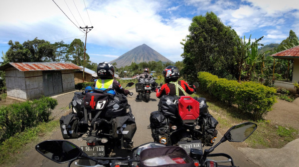 4 Bikers Keliling Indonesia Telusuri Warisan Budaya Lebih Dalam