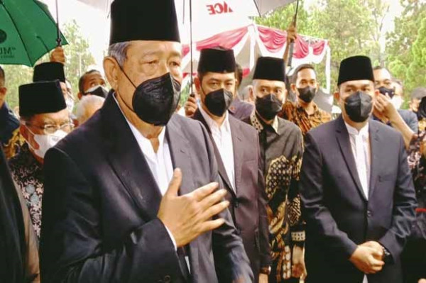 Pemakaman Sudi Silalahi Diiringi Hujan Deras, Baju SBY Basah