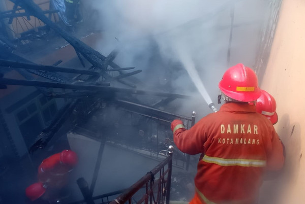 Rumah Produksi Rokok di Malang Terbakar Hebat, 2 Kitab Alquran Masih Utuh