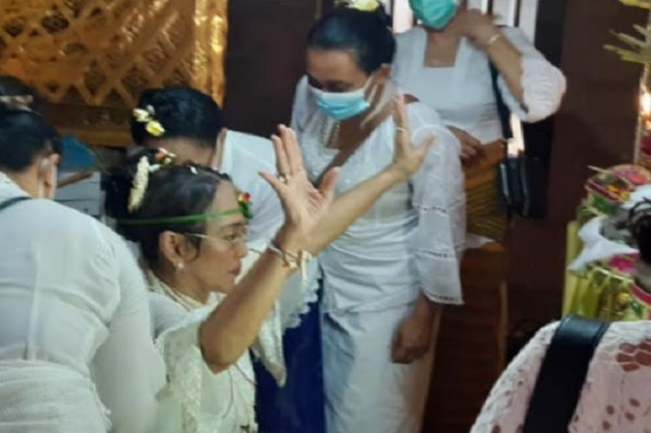 Sukmawati Soekarnoputri Teteskan Air Mata Jalani Prosesi Pindah Agama Hindu