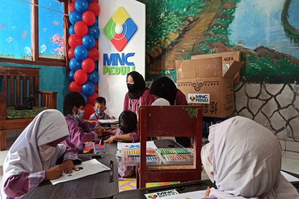 Cerdaskan Generasi Indonesia, MNC Peduli Bagikan Peralatan Membaca untuk PAUD di Sukabumi