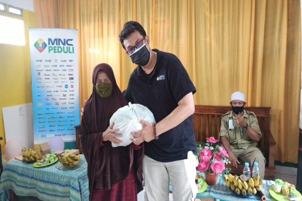 MNC Peduli Kunjungi Kampung Bantar, Bangun MCK dan Bagi Sembako untuk Lansia