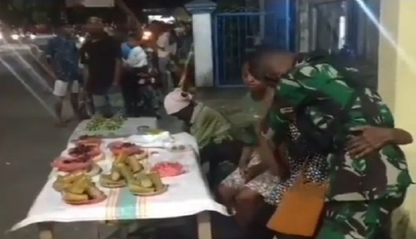 Pulang Tugas Prajurit TNI Beri Hormat ke Penjual Jajanan di Pinggir Jalan Ternyata Ibu Kandungnya
