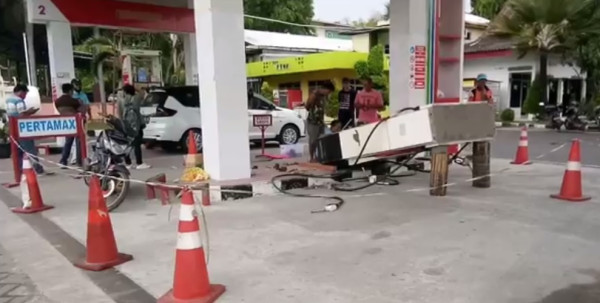 Hendak Isi BBM, Mobil Ini Mendadak Melaju dan Tabrak Petugas SPBU hingga Patah Tulang