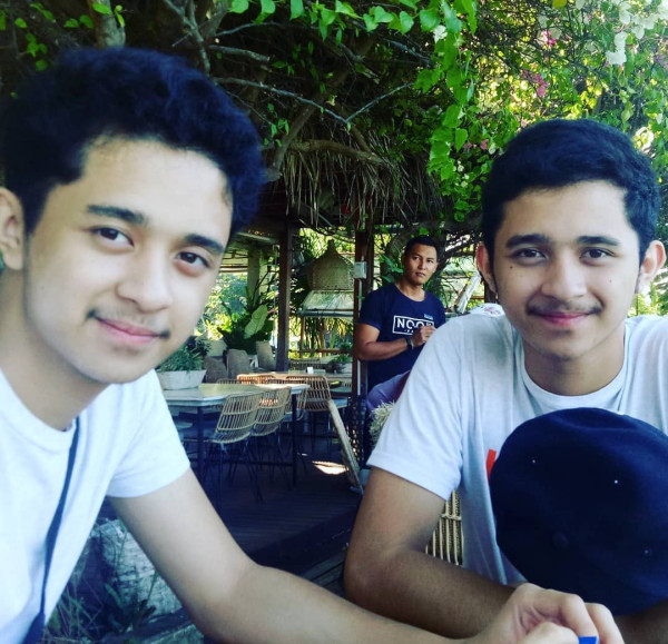 5 Artis Indonesia Kembar, Nomor 1 Bak Pinang Dibelah Dua