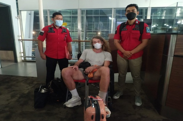 Masuk Bali Pakai Surat PCR Palsu, Pasangan Bule Beda Negara Ini Dideportasi