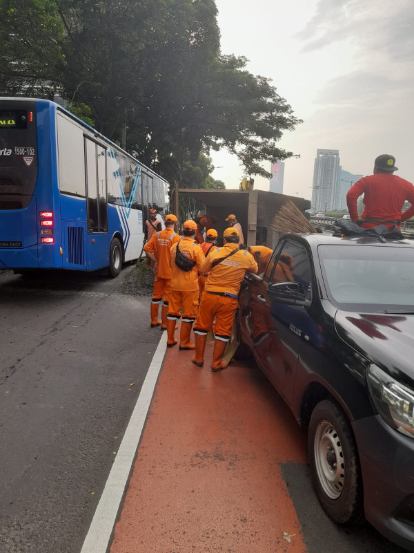 Dump Truck Pengangkut Batu Split Terguling di Jalan Gatot Subroto