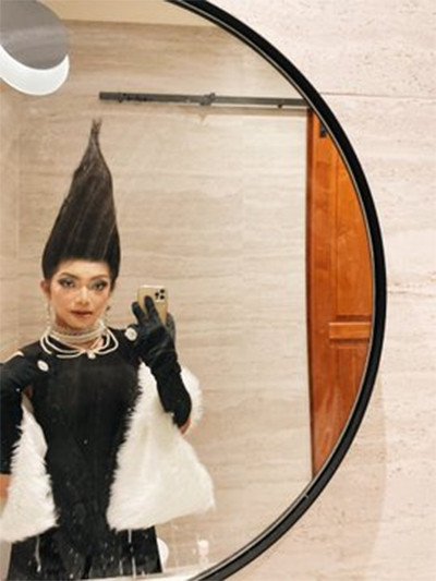 Viral! Pria Ini Rayakan Halloween dengan Dandan ala Syahrini