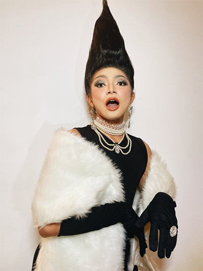 Viral! Pria Ini Rayakan Halloween dengan Dandan ala Syahrini