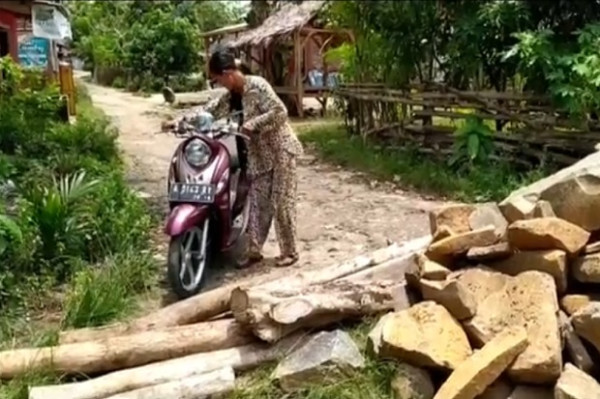 Gara-gara Kalah Pilkades, Calon Kades di Lebak Tutup Jalan Desa dengan Tembok Permanen