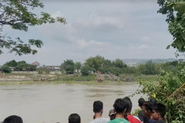 Memilukan, Perahu Penuh Penumpang Itu Tenggelam Usai Terseret Arus Bengawan Solo