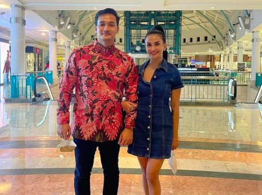 5 Potret Kebersamaan Vanessa Angel dan Suami, Nomor 2 Harmonis dan Mulia Banget