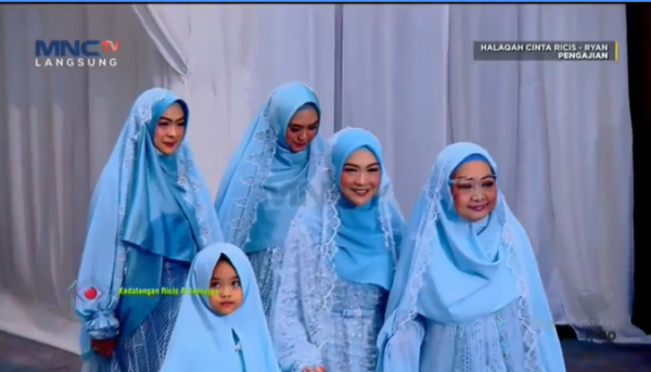 Ria Ricis Tampil Cantik dengan Dress Biru Bertabur Kristal di Pengajian