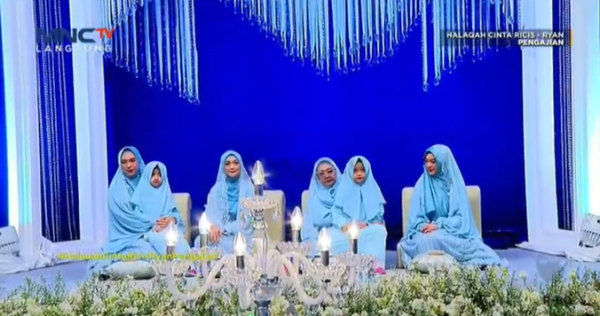 Ria Ricis Tampil Cantik dengan Dress Biru Bertabur Kristal di Pengajian