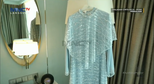 Ria Ricis Tampil Cantik dengan Dress Biru Bertabur Kristal di Pengajian