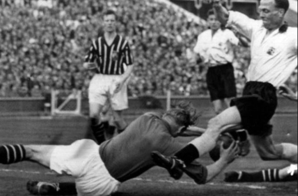 5 Cedera Terburuk Sepak Bola Leher Remuk sampai Meregang Nyawa
