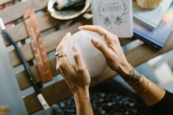 5 Dampak Positif Ramalan Zodiak dan Tarot menurut Psikoterapis