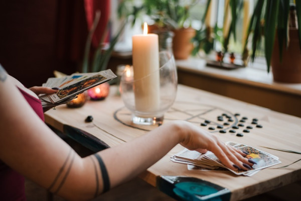 5 Dampak Positif Ramalan Zodiak dan Tarot menurut Psikoterapis