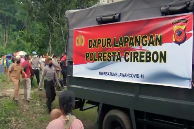 250 Paket Nasi Gratis dari Polisi-TNI di Cirebon Disambut Antusias Warga