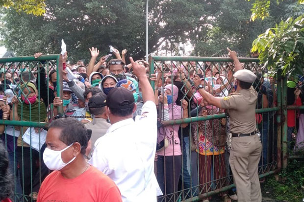 Pembagian Sembako Ricuh...