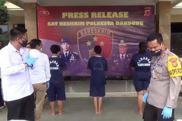 2 Pasangan Lesbi Pembunuh...